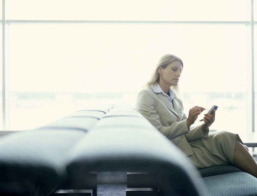 西方人,一个人,商务人士,商务女性,机场,坐,打电话,横图,室内,白天,正面,窗户,落地窗,飞机场,电话,手机,椅子,欧洲,欧洲人,仅一个女性,仅一个人,握,套装,朦胧,模糊,二郎腿,拿,拿着,注视,通讯设备,玻璃窗,一个,观察,看,靠,靠着,仅一个中年女性,握着,单个,观看,察看,关注,商务装,工薪阶层,交流,女人,女性,中年女性,白种人,白领,上班族,航空站,空港,沟通,通话,坐着,半身,彩图