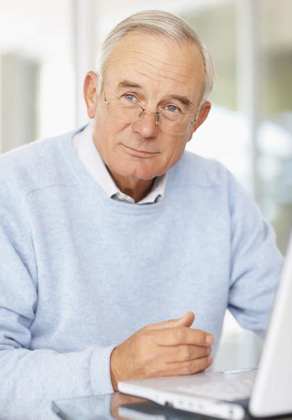 西方人,一个人,办公室,坐,笑,微笑,竖图,室内,白天,正面,电脑,笔记本电脑,植物,窗户,家具,落地窗,桌子,椅子,欧洲,欧洲人,仅一个男性,仅一个人,一副,朦胧,模糊,网络,眼镜,办公桌,注视,通讯设备,玻璃窗,树,树木,绿色,自然,会议椅,观察,看,仅一个老年男性,搭,生长,成长,观看,老花镜,一台,办公椅,察看,无线,搭着,关注,通信设备,无线网络,无线上网,便携式电脑,办公家具,商务椅,培训椅,远视眼镜,手提电脑,老年男性,男人,男性,白种人,坐着,半身,彩图