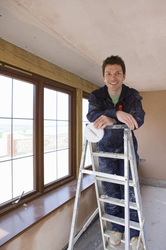 西方人,一个人,机修工,站,攀登,竖图,室内,白天,正面,窗户,欧洲,欧洲人,仅一个男性,仅一个人,仅一个中年男性,握,服装,瓷砖,地砖,梯子,阶梯,墙,地面,拿,拿着,注视,休闲装,玻璃窗,墙壁,墙面,工人,一个,衣服,白色,观察,看,站着,休闲,休闲服,爬,握着,服饰,单个,观看,上升,察看,关注,人字梯,登高,男人,男性,中年男性,白种人,机械师,机修工人,攀爬,站立,彩图,全身