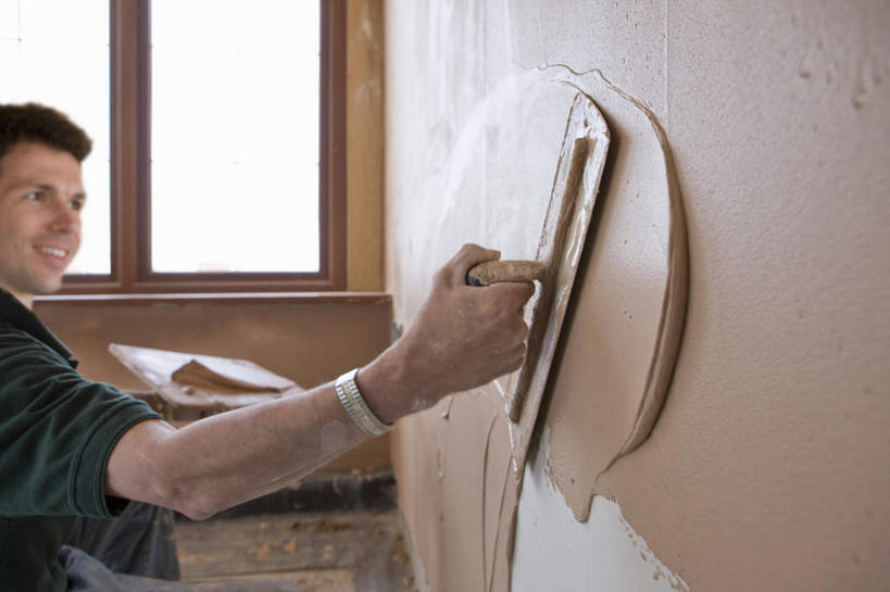 西方人,一个人,建筑工人,站,举,笑,微笑,露齿笑,横图,室内,白天,侧面,窗户,装修,建筑,欧洲,欧洲人,仅一个男性,仅一个人,仅一个中年男性,握,服装,时间,工具,时钟,手表,墙,拿,计时,拿着,注视,休闲装,装潢,玻璃窗,墙壁,墙面,施工,工人,一个,衣服,钟表,建筑工地,观察,看,托,站着,休闲,休闲服,表,握着,服饰,单个,观看,腕表,察看,关注,刮刀,油灰刀,腻子刀,地盘,建筑地盘,施工地盘,男人,男性,中年男性,白种人,钟,建筑工,举起,举手,举着,向上举,向上伸,向上托,站立,半身,彩图,工地