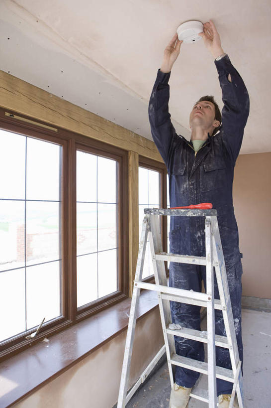 西方人,一个人,机修工,站,举,攀登,竖图,室内,白天,正面,窗户,欧洲,欧洲人,仅一个男性,仅一个人,仅一个中年男性,握,服装,瓷砖,地砖,梯子,阶梯,墙,地面,拿,拿着,注视,休闲装,玻璃窗,墙壁,墙面,工人,一个,衣服,白色,观察,看,托,站着,休闲,休闲服,爬,握着,服饰,单个,观看,上升,察看,关注,人字梯,登高,男人,男性,中年男性,白种人,机械师,机修工人,举起,举手,举着,攀爬,抬头,向上举,向上伸,向上托,仰头,站立,彩图,全身