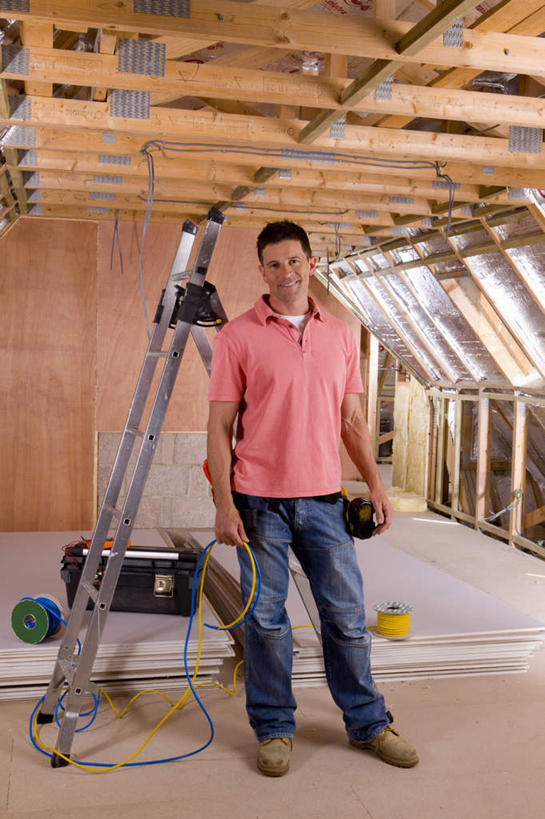 西方人,一个人,建筑工人,站,攀登,竖图,室内,白天,侧面,欧洲,欧洲人,仅一个男性,仅一个人,仅一个中年男性,握,服装,梯子,阶梯,墙,拿,拿着,注视,休闲装,墙壁,墙面,工人,衣服,建筑工地,观察,看,站着,休闲,休闲服,爬,握着,服饰,观看,上升,电钻,察看,关注,人字梯,手电钻,电动工具,登高,地盘,建筑地盘,施工地盘,男人,男性,中年男性,白种人,建筑工,攀爬,站立,彩图,全身,工地