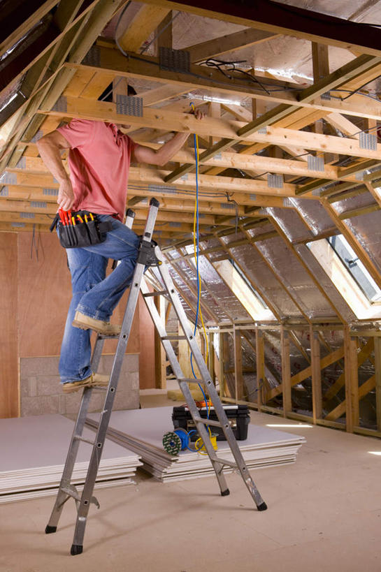 西方人,一个人,建筑工人,站,举,攀登,竖图,室内,白天,欧洲,欧洲人,仅一个男性,仅一个人,仅一个中年男性,握,服装,梯子,阶梯,墙,拿,拿着,注视,休闲装,踩,墙壁,墙面,工人,背面,衣服,建筑工地,踩着,观察,看,托,站着,休闲,休闲服,爬,握着,服饰,观看,上升,电钻,察看,关注,人字梯,手电钻,电动工具,登高,地盘,建筑地盘,施工地盘,男人,男性,中年男性,白种人,建筑工,举起,举手,举着,攀爬,向上举,向上伸,向上托,站立,彩图,全身,工地