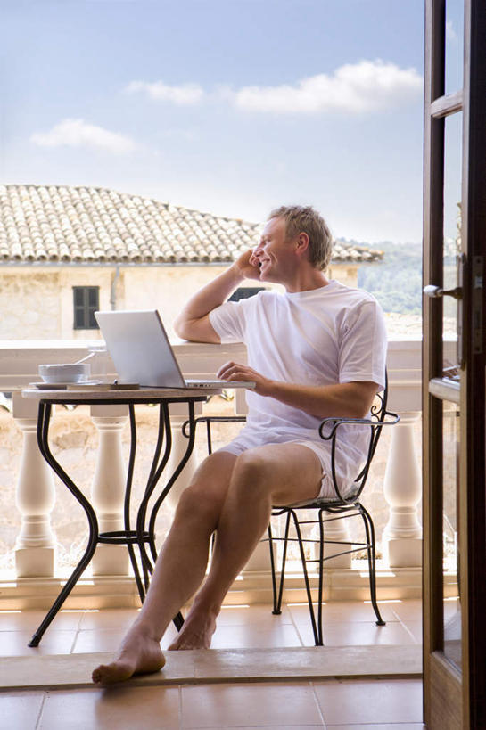 西方人,一个人,家,栏杆,露台,坐,打电话,竖图,室外,白天,正面,电脑,笔记本电脑,门,阳台,桌面,桌子,电话,手机,椅子,欧洲,欧洲人,仅一个男性,仅一个人,仅一个中年男性,撑,握,阴影,服装,光线,网络,木制,影子,陶瓷,房屋,屋子,云,云朵,围栏,陶瓷制品,拿,云彩,拿着,注视,休闲装,通讯设备,护栏,楼房,住宅,一个,衣服,蓝色,白云,蓝天,天空,阳光,木制品,容器,门框,碗,天,观察,看,休闲,休闲服,握着,服饰,晴朗,单个,观看,储藏,一台,察看,无线,撑着,储存,关注,通信设备,无线网络,无线上网,便携式电脑,交流,手提电脑,男人,男性,中年男性,白种人,晴空,沟通,通话,坐着,彩图,全身,房子,露天阳台,贮存