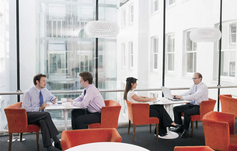 西方人,四个人,同事,商务人士,商务男性,商务女性,高楼大厦,坐,横图,室内,白天,正面,衬衫,成功,合作,团队,集体,信心,电脑,笔记本电脑,窗户,落地窗,桌面,桌子,大厦,建筑,摩天大楼,杯子,椅子,欧洲,欧洲人,握,套装,朦胧,模糊,网络,木制,瓷器,咖啡杯,陶瓷制品,二郎腿,拿,拿着,注视,通讯设备,队伍,玻璃窗,木制品,观察,看,搭,握着,观看,察看,无线,领导,成就,搭着,关注,瓷杯,通信设备,商务装,无线网络,合伙,领袖,无线上网,便携式电脑,工薪阶层,手提电脑,男人,男性,年轻女性,女人,女性,中年男性,白种人,白领,上班族,坐着,半身,彩图,衬衣,大楼,高层建筑,高楼,摩天楼