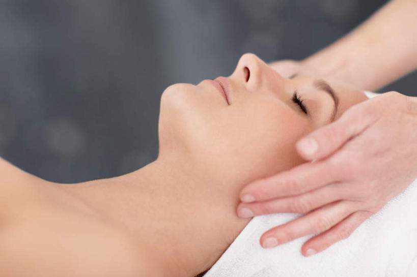 西方人,脸,头,脸颊,手,两个人,按摩师,躺,闭眼,横图,室内,特写,白天,侧面,按摩,欧洲,欧洲人,双手,朦胧,模糊,纺织物,顾客,肩膀,白色,毛巾,清洁,享受,健康,手部,保健,保暖,一台,透气,指压,防水,主顾,储水,耐磨,吸水,卧着,女人,女性,中年女性,白种人,头部,脸部,脸蛋,面部,技师,闭眼睛,闭着眼,闭着眼睛,躺着,卧,半身,彩图,推拿