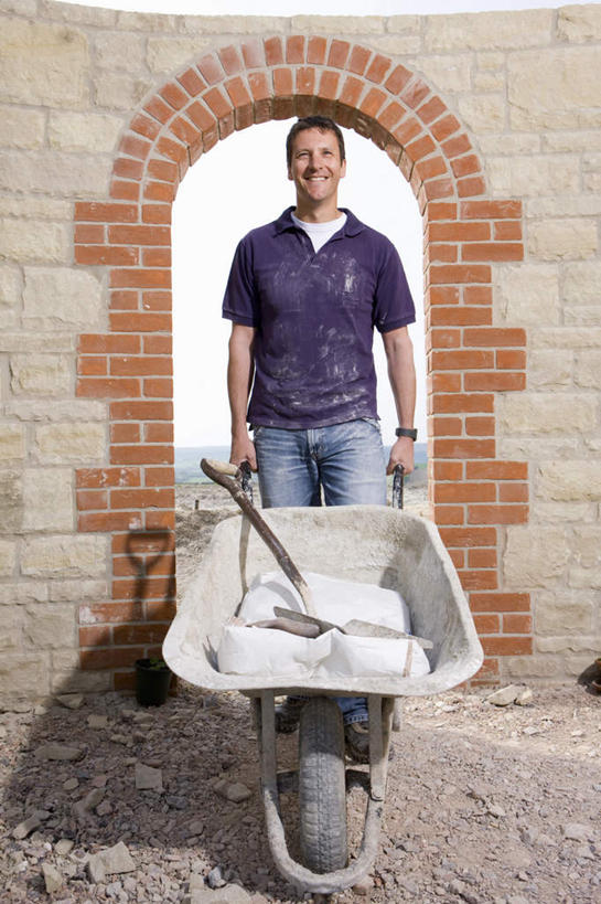 西方人,一个人,建筑工人,走,竖图,室外,白天,正面,门,欧洲,欧洲人,仅一个男性,仅一个人,仅一个中年男性,一辆,握,阴影,服装,光线,铲子,影子,墙,拿,拿着,注视,休闲装,墙壁,墙面,车,工人,一个,衣服,阳光,手推车,门框,建筑工地,交通工具,观察,看,休闲,休闲服,握着,服饰,独轮车,单个,观看,察看,关注,载具,地盘,建筑地盘,施工地盘,男人,男性,中年男性,白种人,建筑工,步行,散步,走路,彩图,全身,工地