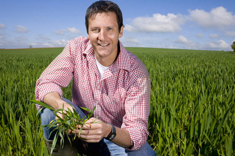 西方人,一个人,农田,蹲,笑,微笑,露齿笑,横图,室外,白天,正面,庄稼,农作物,欧洲,欧洲人,仅一个男性,仅一个人,仅一个中年男性,一条,握,阴影,服装,时间,光线,时钟,手表,影子,云,云朵,拿,麦田,计时,云彩,拿着,注视,休闲装,衣服,蓝色,白云,蓝天,天空,阳光,钟表,天,观察,看,休闲,休闲服,表,握着,服饰,晴朗,观看,腕表,察看,关注,男人,男性,中年男性,白种人,钟,晴空,蹲着,半身,彩图,耕地,庄稼田