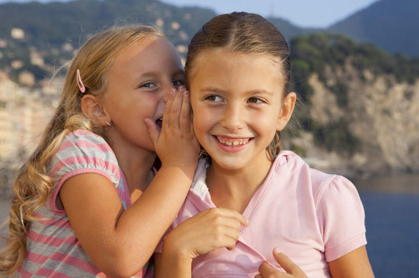 西方人,儿童,两个人,伙伴,朋友,站,笑,微笑,露齿笑,横图,室外,白天,正面,友谊,纯洁,海浪,海洋,山,山脉,欧洲,欧洲人,阴影,服装,朦胧,模糊,装饰,光线,头饰,影子,浪花,山峰,山峦,注视,休闲装,小孩,衣服,粉色,阳光,海水,发夹,发饰,夹子,饰品,群山,观察,看,站着,休闲,休闲服,可爱,童年,童趣,遮,遮掩,服饰,观看,华丽,修饰,点缀,察看,掩盖,遮挡,关注,私语,耳语,海景,童真,烂漫,无邪,遮盖,配饰,衬托,美观,雅致,雅观,掩饰,天真,友情,女孩,女人,女性,白种人,孩子,大海,风浪,海,海水的波动,近岸浪,涌浪,站立,半身,彩图,女生