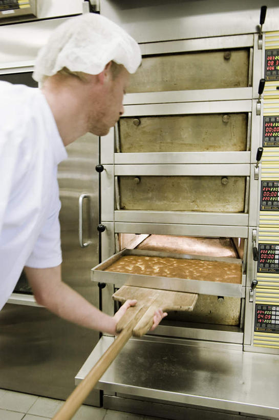 点心,西方人,一个人,烘培师,站,竖图,室内,白天,侧面,工作服,制服,烹饪,下午茶,厨房,餐具,厨具,欧洲,欧洲人,仅一个男性,仅一个人,握,电器,碟子,烤炉,烤箱,盘,食品,拿,拿着,食物,糕点,仅一个年轻男性,白色,盘子,碟,站着,握着,家电,家用电器,炊具,烹饪用具,工作制服,男人,男性,年轻男性,白种人,烹调用具,糕点师,面包师,烹调,站立,半身,彩图,工作套服,灶间,小家电,蛋糕