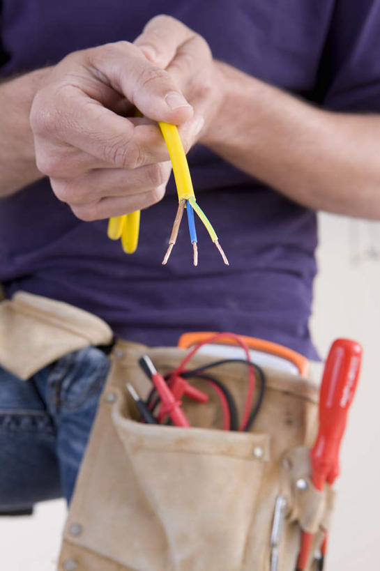 西方人,手,一个人,机修工,站,竖图,室内,特写,白天,正面,欧洲,欧洲人,双手,仅一个男性,仅一个人,仅一个中年男性,许多,握,服装,电力,包,电线,线,电能,很多,拿,线路,拿着,休闲装,工人,衣服,紫色,站着,休闲,手部,休闲服,握着,服饰,电,电源,电源线,斜挎包,能量,男人,男性,中年男性,白种人,机械师,机修工人,站立,半身,彩图