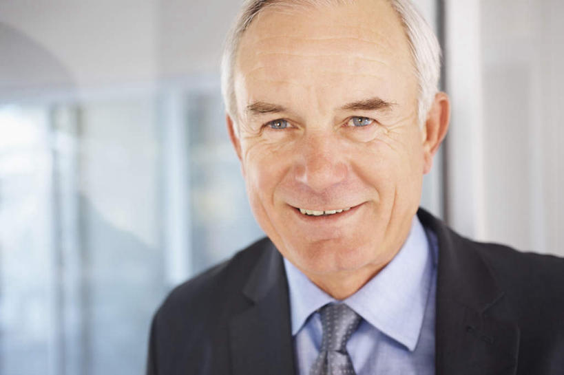 西方人,脸,头,脸颊,头发,一个人,商务人士,商务男性,站,笑,微笑,露齿笑,横图,室内,特写,白天,正面,衬衫,欧洲,欧洲人,仅一个男性,仅一个人,阴影,套装,朦胧,模糊,反射,影子,领带,注视,肩膀,白色,观察,看,站着,仅一个老年男性,观看,察看,象征,庄重,关注,商务装,身份,工薪阶层,正式,地位,老年男性,男人,男性,白种人,头部,直发,脸部,脸蛋,面部,白领,上班族,站立,半身,彩图,衬衣,短发