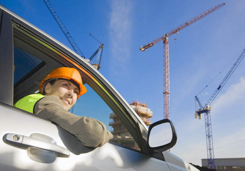 西方人,一个人,建筑工人,坐,笑,微笑,露齿笑,横图,室外,白天,仰视,工作服,制服,安全,技术,窗户,镜子,建筑,汽车,帽子,欧洲,欧洲人,仅一个女性,仅一个人,一辆,撑,阴影,反射,光线,头盔,影子,云,云朵,云彩,注视,设备,玻璃窗,车,吊车,施工,工人,一个,蓝色,绿色,白云,蓝天,天空,阳光,安全帽,车窗,交通工具,轿车,天,观察,看,仅一个中年女性,机械,起重机,橙色,后视镜,晴朗,单个,观看,镜像,工程,察看,撑着,生命,镜面,关注,载具,光学,侧视镜,工作制服,工作车,施工车,汽车吊,女人,女性,中年女性,白种人,晴空,建筑工,坐着,半身,彩图,低角度拍摄,工作套服