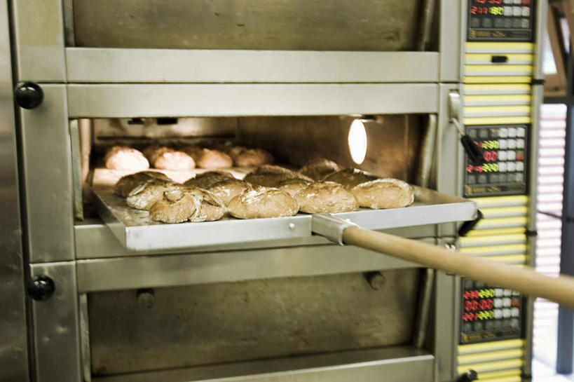 点心,面包,无人,横图,室内,白天,正面,烹饪,厨房,餐具,厨具,金属制品,一排,许多,整齐,金属,电器,碟子,烤炉,烤箱,盘,食品,面点,很多,食物,糕点,排列,盘子,碟,家电,家用电器,队列,炊具,烹饪用具,小圆面包,烹调用具,烹调,彩图,灶间,小家电