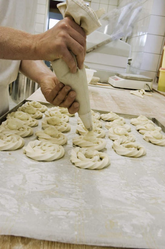 点心,面包,西方人,一个人,烘培师,站,竖图,室内,白天,侧面,工作服,制服,厨房,桌面,桌子,袋子,欧洲,欧洲人,仅一个男性,仅一个人,仅一个中年男性,一排,握,制作,阴影,整齐,装饰,反射,裱花袋,影子,食品,面点,拿,拿着,加工,塑料袋,食物,糕点,排列,白色,站着,握着,队列,裱花枪,裱花,工作制服,男人,男性,中年男性,白种人,糕点师,面包师,站立,半身,彩图,工作套服,灶间,厨房料理台,料理台