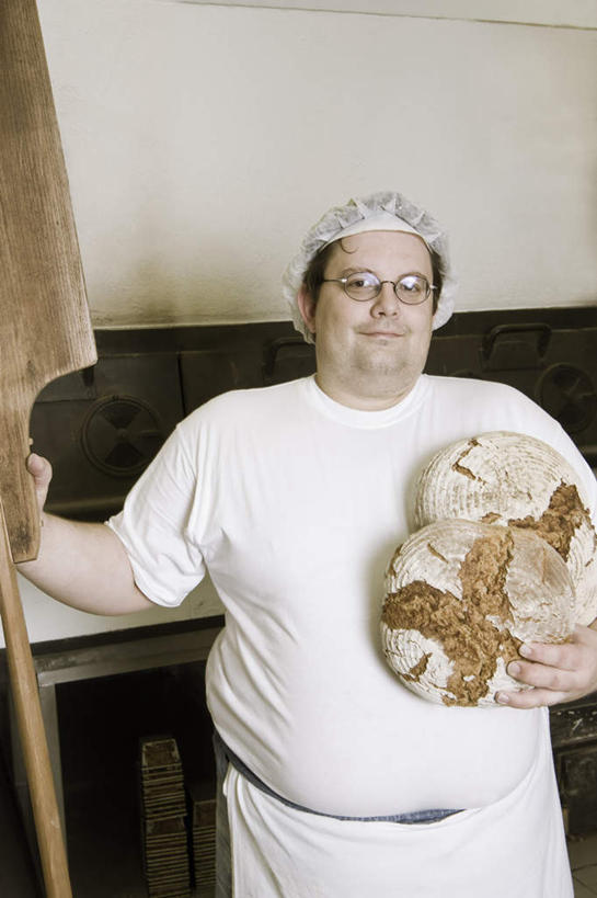 点心,面包,西方人,一个人,烘培师,站,笑,微笑,露齿笑,竖图,室内,白天,正面,工作服,制服,烹饪,厨房,厨具,帽子,欧洲,欧洲人,仅一个男性,仅一个人,仅一个中年男性,握,阴影,反射,铲子,电器,烤炉,烤箱,眼镜,影子,墙,食品,面点,拿,拿着,注视,墙壁,墙面,食物,糕点,白色,观察,看,站着,握着,观看,察看,家电,家用电器,关注,厨师帽,近视眼镜,炊具,烹饪用具,工作制服,男人,男性,中年男性,白种人,烹调用具,糕点师,面包师,烹调,站立,半身,彩图,工作套服,灶间,小家电