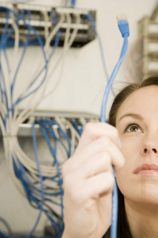 西方人,脸,头,脸颊,手,一个人,商务人士,商务女性,竖图,室内,特写,白天,正面,通讯,数据,欧洲,欧洲人,仅一个年轻女性,仅一个女性,仅一个人,许多,阴影,套装,朦胧,模糊,环绕,缠绕,反射,传输,影子,墙,很多,注视,墙壁,墙面,看,手部,单手,网线,关注,水晶头,商务装,纠缠,工薪阶层,线缆,年轻女性,女人,女性,白种人,头部,脸部,脸蛋,面部,白领,上班族,抬头,仰头,半身,彩图