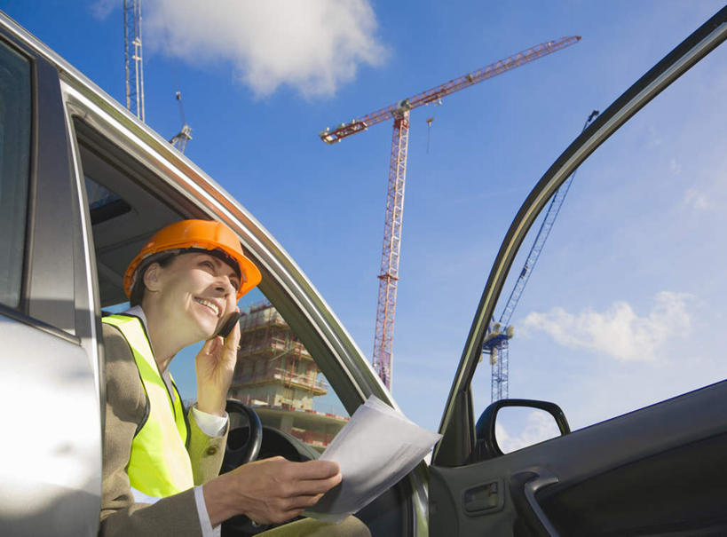 西方人,一个人,工程师,建筑工人,建筑师,坐,举,笑,打电话,微笑,露齿笑,横图,室外,白天,仰视,工作服,制服,技术,建筑,汽车,电话,帽子,手机,欧洲,欧洲人,仅一个女性,仅一个人,一辆,握,阴影,光线,材料,档案,头盔,文件,影子,云,云朵,拿,云彩,拿着,注视,设备,通讯设备,车,吊车,施工,蓝色,绿色,白云,蓝天,天空,阳光,安全帽,资料,交通工具,轿车,天,观察,看,托,仅一个中年女性,机械,起重机,橙色,握着,晴朗,观看,工程,察看,关注,载具,文档,工作制服,工作车,施工车,汽车吊,交流,女人,女性,中年女性,白种人,晴空,技师,建筑工,建筑设计师,沟通,举起,举手,举着,通话,向上举,向上伸,向上托,坐着,半身,彩图,低角度拍摄,工作套服