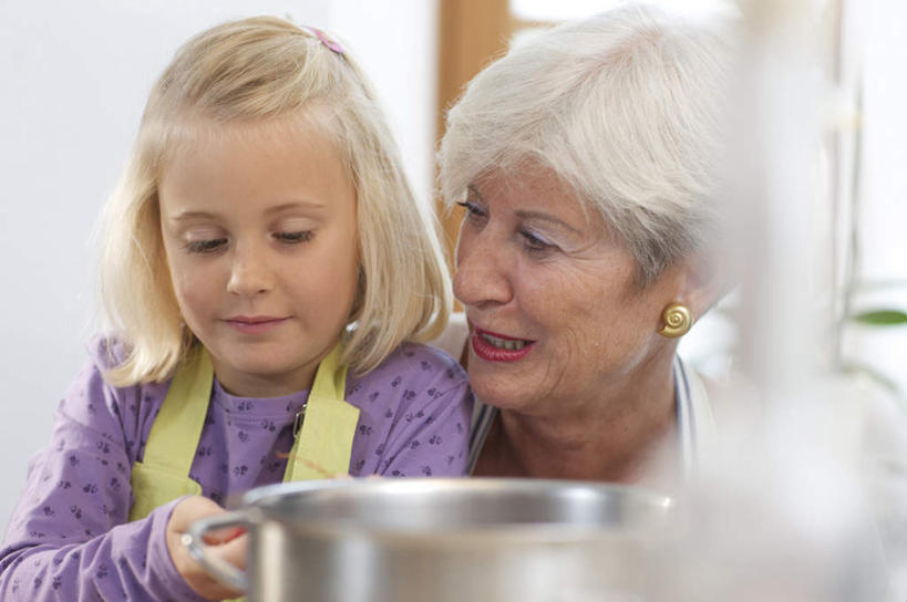 西方人,儿童,老年人,两个人,家庭,祖母,坐,横图,室内,白天,正面,烹饪,纯洁,厨具,金属制品,欧洲,欧洲人,阴影,服装,朦胧,模糊,反射,金属,锅子,围裙,影子,墙,注视,休闲装,锅,墙壁,墙面,装饰品,小孩,衣服,紫色,耳环,饰品,首饰,低头,观察,看,休闲,温暖,温馨,一家人,休闲服,可爱,童年,童趣,服饰,奶奶,锅具,观看,祖孙,和睦,察看,关注,童真,烂漫,无邪,烹饪用具,外婆,外孙女,外祖母,耳饰,天真,老年女性,女孩,女人,女性,白种人,孩子,孙女,烹调用具,烹调,坐着,半身,彩图,融洽,女生