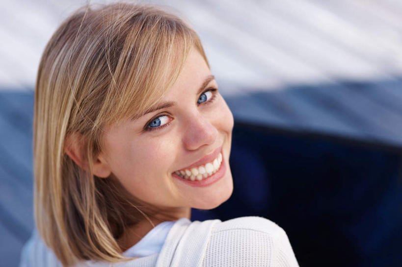 西方人,脸,头,脸颊,头发,一个人,坐,笑,微笑,露齿笑,横图,俯视,室外,特写,白天,欧洲,欧洲人,仅一个年轻女性,仅一个女性,仅一个人,阴影,服装,朦胧,模糊,光线,影子,扭头,注视,休闲装,肩膀,衣服,白色,阳光,观察,看,转头,休闲,休闲服,金色,服饰,观看,察看,关注,年轻女性,女人,女性,白种人,头部,直发,脸部,脸蛋,面部,坐着,半身,彩图,高角度拍摄,短发