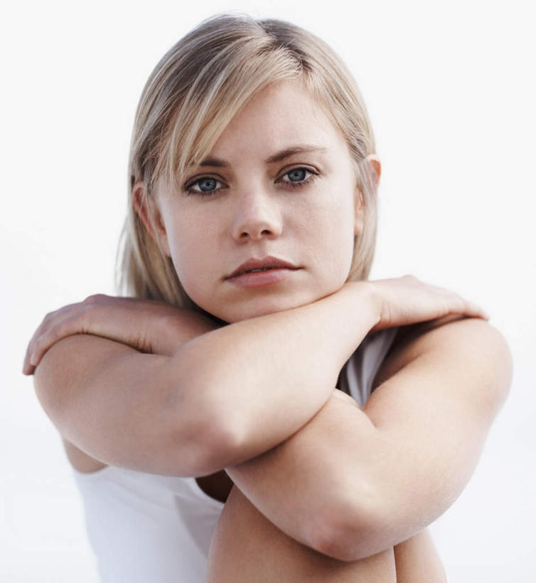 西方人,脸,头,脸颊,手,头发,一个人,坐,双手交叉,竖图,室外,特写,白天,正面,欧洲,欧洲人,双手,仅一个年轻女性,仅一个女性,仅一个人,阴影,服装,光线,影子,注视,休闲装,肩膀,衣服,白色,阳光,观察,看,休闲,手部,休闲服,金色,服饰,观看,察看,双手抱胸,关注,年轻女性,女人,女性,白种人,头部,直发,脸部,脸蛋,面部,坐着,半身,彩图,短发