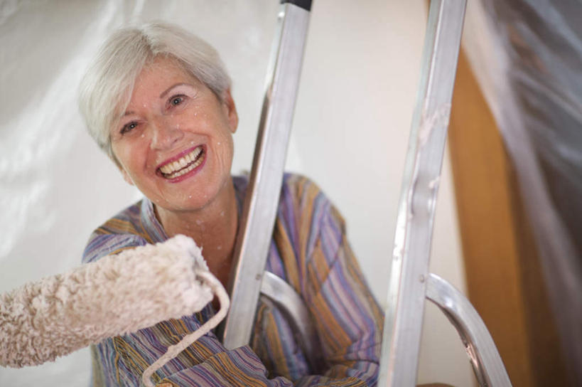 西方人,一个人,栏杆,坐,笑,双手交叉,微笑,露齿笑,横图,室内,白天,正面,窗户,装修,欧洲,欧洲人,仅一个女性,仅一个人,阴影,服装,反射,扶手,影子,注视,休闲装,装潢,护栏,玻璃窗,衣服,粉刷,刷子,观察,看,休闲,休闲服,服饰,仅一个老年女性,观看,油漆,滚筒刷,涂料,察看,双手抱胸,关注,滚刷,老年女性,女人,女性,白种人,坐着,半身,彩图,滚筒