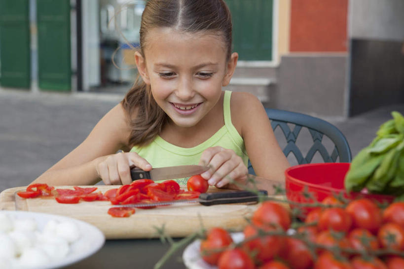 西方人,儿童,一个人,坐,笑,微笑,露齿笑,横图,室外,白天,正面,纯洁,餐桌,窗户,桌子,蔬菜,西红柿,小番茄,餐具,椅子,金属制品,欧洲,欧洲人,仅一个女性,仅一个人,许多,握,阴影,服装,朦胧,模糊,新鲜,光线,金属,碟子,工具,盘,影子,木椅,墙,食品,案板,刀具,很多,拿,拿着,注视,休闲装,玻璃窗,墙壁,墙面,砧板,食物,小孩,衣服,红色,绿色,阳光,盘子,碟,刀,观察,看,仅一个小孩,休闲,休闲服,可爱,童年,童趣,握着,服饰,有机食品,绿色食品,餐台,观看,察看,关注,菜刀,童真,烂漫,无邪,切菜刀,小西红柿,樱桃小番茄,珍珠小番茄,天真,女孩,女人,女性,白种人,孩子,樱桃番茄,圣女果,番茄,坐着,半身,彩图,女生