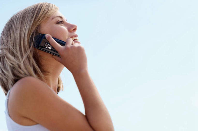 西方人,一个人,站,举,笑,打电话,微笑,露齿笑,横图,室外,白天,仰视,电话,手机,欧洲,欧洲人,仅一个年轻女性,仅一个女性,仅一个人,握,阴影,光线,影子,拿,拿着,注视,通讯设备,蓝色,蓝天,天空,阳光,天,观察,看,托,站着,握着,晴朗,观看,察看,关注,万里无云,交流,年轻女性,女人,女性,白种人,晴空,晴空万里,沟通,举起,举手,举着,通话,向上举,向上伸,向上托,站立,半身,彩图,低角度拍摄