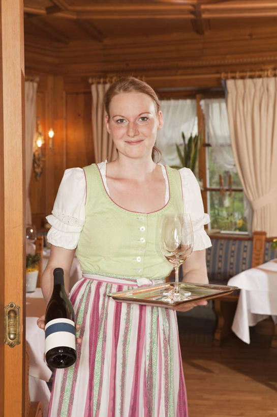 西方人,一个人,服务员,餐厅,站,捧,笑,微笑,竖图,室内,白天,正面,工作服,制服,窗户,落地窗,杯子,餐具,照明,欧洲,欧洲人,仅一个年轻女性,仅一个女性,仅一个人,握,阴影,光线,壁灯,碟子,高脚杯,盘,影子,墙,灯光,红酒杯,拿,红酒瓶,拿着,注视,玻璃窗,墙壁,墙面,玻璃制品,灯,酒瓶,盘子,玻璃瓶,酒杯,瓶子,灯具,碟,观察,看,站着,握着,观看,照亮,察看,葡萄酒杯,葡萄酒瓶,照明设备,关注,工作制服,年轻女性,女人,女性,白种人,服务生,侍者,玻璃杯,端,端着,捧着,手捧,站立,半身,彩图,工作套服,餐馆,饭店,饭馆