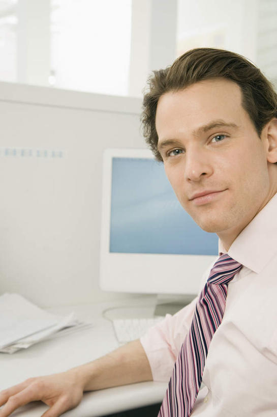 西方人,一个人,商务人士,商务男性,办公室,坐,笑,微笑,竖图,室内,白天,侧面,衬衫,电脑,显示器,鼠标,键盘,窗户,桌子,欧洲,欧洲人,仅一个男性,仅一个人,仅一个中年男性,阴影,套装,反射,网络,材料,档案,文件,影子,纸,办公桌,领带,注视,输入设备,通讯设备,玻璃窗,手稿,资料,观察,看,台式电脑,观看,证明,察看,象征,庄重,关注,文档,通信设备,商务装,身份,工薪阶层,输出设备,正式,地位,男人,男性,中年男性,白种人,白领,上班族,坐着,半身,彩图,衬衣