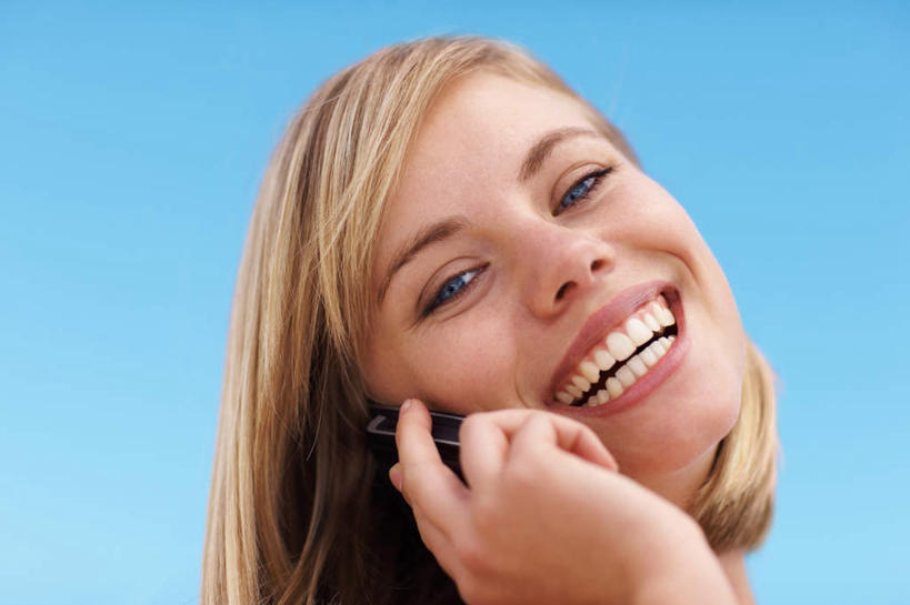 西方人,脸,头,脸颊,手,头发,一个人,举,笑,打电话,微笑,露齿笑,横图,室外,特写,白天,仰视,电话,手机,欧洲,欧洲人,仅一个年轻女性,仅一个女性,仅一个人,握,阴影,光线,影子,拿,拿着,注视,通讯设备,肩膀,蓝色,蓝天,天空,阳光,天,观察,看,托,手部,金色,握着,晴朗,观看,单手,察看,关注,万里无云,交流,年轻女性,女人,女性,白种人,头部,直发,脸部,脸蛋,面部,晴空,晴空万里,沟通,举起,举手,举着,通话,向上举,向上伸,向上托,半身,彩图,低角度拍摄,短发