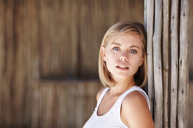 西方人,一个人,站,横图,室外,白天,侧面,欧洲,欧洲人,仅一个年轻女性,仅一个女性,仅一个人,阴影,服装,朦胧,模糊,光线,影子,墙,扭头,注视,休闲装,墙壁,墙面,衣服,白色,阳光,观察,看,靠,靠着,倚靠,站着,转头,休闲,休闲服,服饰,观看,察看,倚着,关注,年轻女性,女人,女性,白种人,站立,半身,彩图