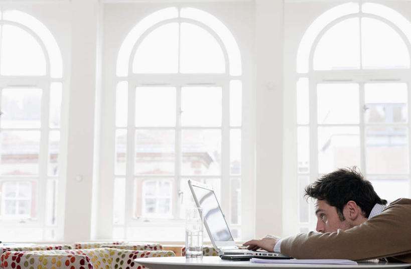 西方人,一个人,商务人士,商务男性,横图,室内,白天,侧面,衬衫,电脑,笔记本电脑,餐桌,窗户,桌子,杯子,欧洲,欧洲人,仅一个男性,仅一个人,敲打,阴影,套装,反射,网络,影子,墙,注视,输入,通讯设备,玻璃窗,墙壁,墙面,玻璃制品,仅一个年轻男性,水杯,打字,观察,看,趴着,餐台,观看,点击,一台,敲击,察看,无线,关注,咖啡店,通信设备,商务装,无线网络,咖啡屋,无线上网,便携式电脑,工薪阶层,按键,手提电脑,男人,男性,年轻男性,白种人,白领,上班族,玻璃杯,趴,半身,彩图,衬衣,咖啡馆