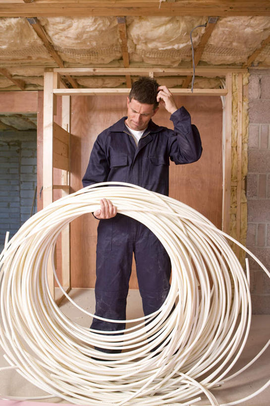 西方人,一个人,建筑工人,站,举,竖图,室内,白天,正面,工作服,制服,门,天花板,欧洲,欧洲人,仅一个男性,仅一个人,仅一个中年男性,许多,握,阴影,环绕,缠绕,电力,反射,电线,线,影子,墙,电能,很多,拿,线路,拎,拿着,注视,墙壁,墙面,工人,蓝色,门框,低头,观察,看,托,站着,握着,观看,电,电源,电源线,察看,关注,能量,纠缠,工作制服,男人,男性,中年男性,白种人,建筑工,举起,举手,举着,向上举,向上伸,向上托,站立,彩图,全身,工作套服,拎着