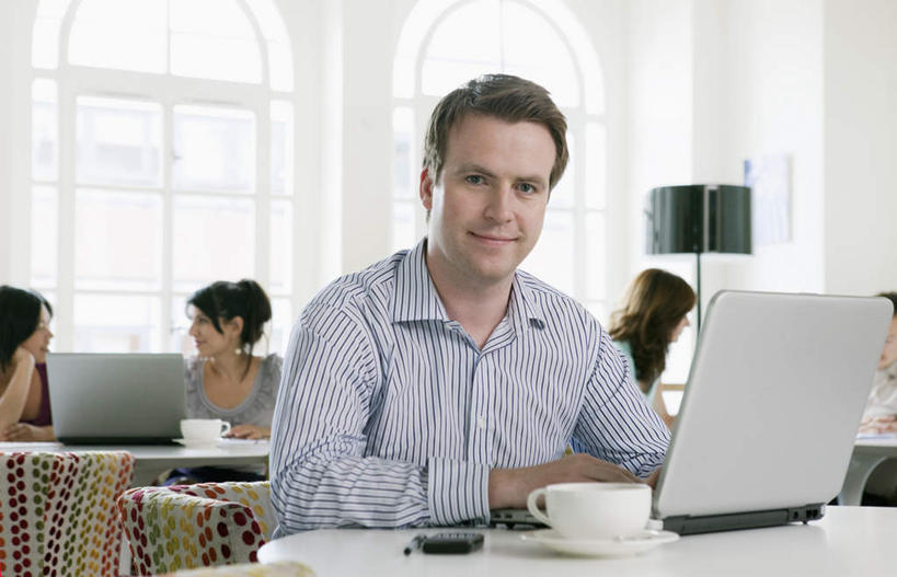 西方人,同事,商务人士,商务男性,商务女性,坐,笑,打电话,微笑,横图,室内,白天,正面,衬衫,成功,合作,团队,集体,信心,电脑,笔记本电脑,餐桌,窗户,桌子,杯子,电话,手机,欧洲,欧洲人,五个人,敲打,阴影,套装,反射,网络,瓷器,影子,墙,咖啡杯,陶瓷制品,许多人,注视,输入,通讯设备,队伍,玻璃窗,墙壁,墙面,打字,观察,看,一群人,餐台,观看,点击,敲击,察看,无线,领导,成就,关注,咖啡店,瓷杯,通信设备,商务装,无线网络,咖啡屋,合伙,领袖,无线上网,便携式电脑,工薪阶层,交流,按键,手提电脑,男人,男性,年轻男性,年轻女性,女人,女性,白种人,白领,上班族,沟通,通话,坐着,半身,彩图,衬衣,咖啡馆