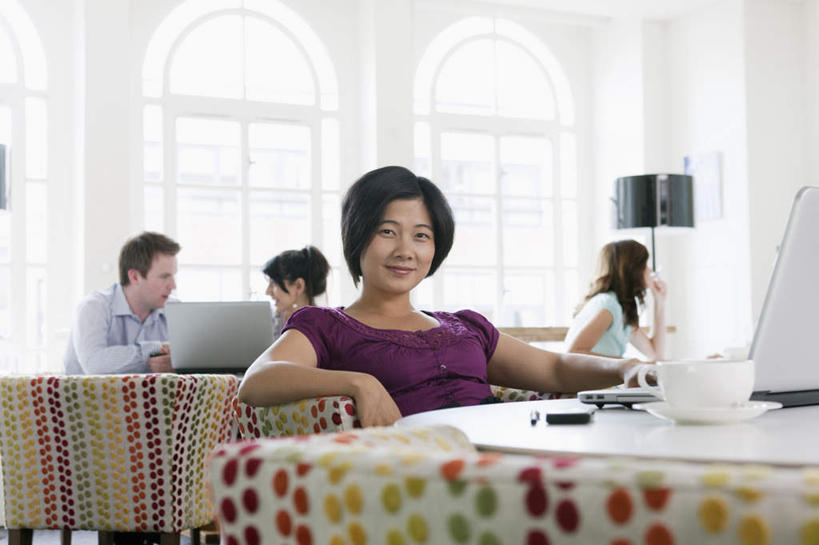 西方人,四个人,同事,商务人士,商务男性,商务女性,坐,笑,打电话,微笑,横图,室内,白天,正面,衬衫,成功,合作,团队,集体,信心,电脑,笔记本电脑,餐桌,窗户,桌子,电话,手机,欧洲,欧洲人,阴影,套装,反射,网络,笔,影子,墙,办公用品,记事本,注视,通讯设备,队伍,水笔,玻璃窗,墙壁,墙面,文具,本子,笔记本,学习用品,观察,看,搭,餐台,观看,文具用品,察看,无线,领导,成就,搭着,关注,咖啡店,通信设备,商务装,无线网络,咖啡屋,合伙,领袖,无线上网,便携式电脑,工薪阶层,交流,手提电脑,男人,男性,年轻男性,年轻女性,女人,女性,白种人,白领,上班族,沟通,通话,坐着,半身,彩图,衬衣,咖啡馆