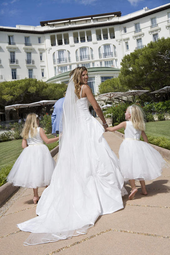 西方人,儿童,中年人,三个人,家庭,母亲,女儿,新娘,家,跑,握手,竖图,室外,白天,婚纱,婚礼,锻炼,快乐,纯洁,运动,草地,草坪,植物,别墅,欧洲,欧洲人,阴影,头纱,庆祝,光线,影子,房屋,屋子,公寓,结婚,注视,洋房,楼房,住宅,草,树,树木,小孩,背面,蓝色,绿色,蓝天,天空,阳光,自然,天,观察,看,温暖,温馨,喜庆,母女,一家人,可爱,母爱,童年,童趣,生长,晴朗,成长,观看,纪念,和睦,察看,关注,童真,烂漫,无邪,万里无云,体育,天真,女孩,女人,女性,中年女性,白种人,孩子,晴空,晴空万里,搀手,拉手,跑步,手搀手,手拉手,手牵手,手握手,彩图,全身,婚礼服,礼服,健身,高兴,房子,婚礼头纱,融洽,女生