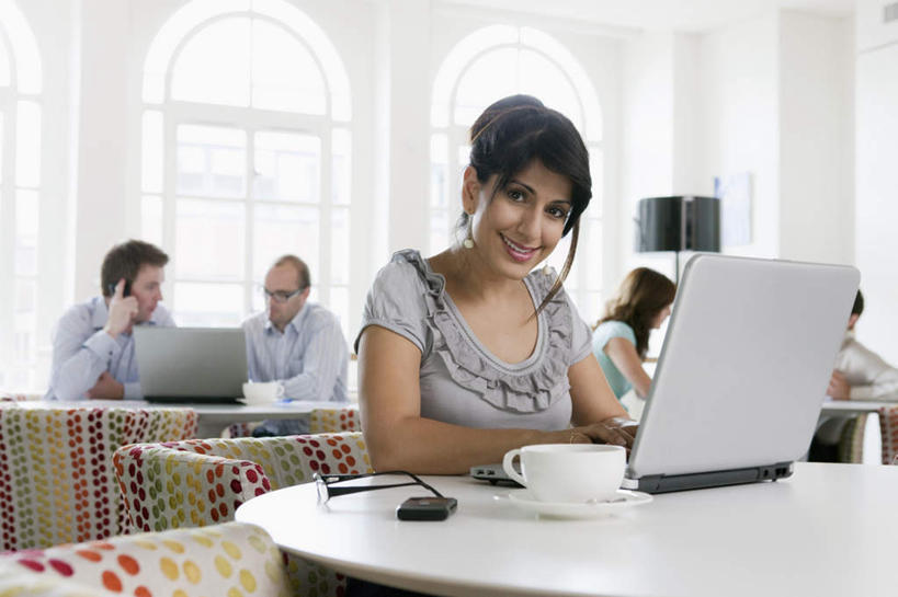 西方人,同事,商务人士,商务男性,商务女性,坐,笑,打电话,微笑,横图,室内,白天,正面,衬衫,成功,合作,团队,集体,信心,电脑,笔记本电脑,餐桌,窗户,桌子,电话,手机,欧洲,欧洲人,五个人,阴影,套装,反射,网络,笔,影子,墙,办公用品,记事本,许多人,注视,通讯设备,队伍,水笔,玻璃窗,墙壁,墙面,文具,本子,笔记本,学习用品,观察,看,一群人,餐台,观看,文具用品,察看,无线,领导,成就,关注,咖啡店,通信设备,商务装,无线网络,咖啡屋,合伙,领袖,无线上网,便携式电脑,工薪阶层,交流,手提电脑,男人,男性,年轻男性,年轻女性,女人,女性,白种人,白领,上班族,沟通,通话,坐着,半身,彩图,衬衣,咖啡馆