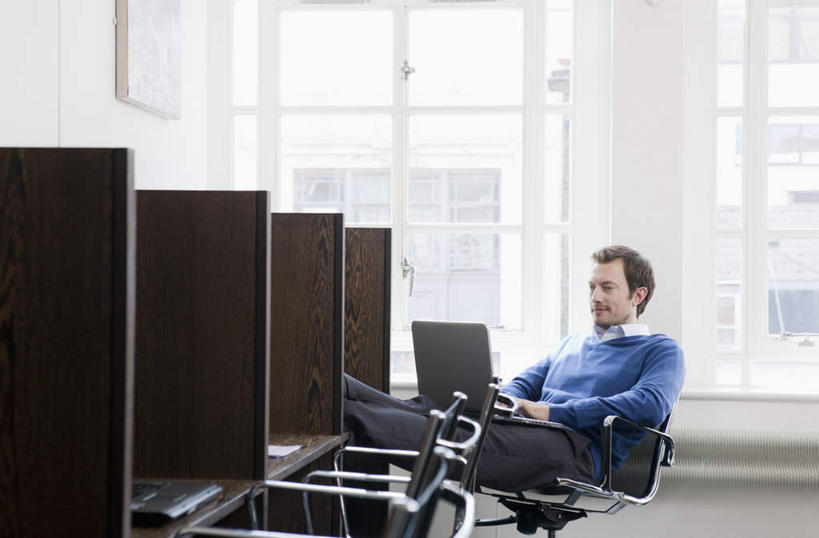 西方人,一个人,商务人士,商务男性,办公室,坐,横图,室内,白天,正面,衬衫,电脑,笔记本电脑,窗户,落地窗,桌子,椅子,欧洲,欧洲人,仅一个男性,仅一个人,敲打,阴影,套装,反射,网络,影子,办公桌,抬腿,注视,输入,通讯设备,玻璃窗,仅一个年轻男性,蓝色,会议椅,打字,观察,看,观看,点击,一台,敲击,办公椅,察看,无线,关注,通信设备,商务装,无线网络,无线上网,便携式电脑,工薪阶层,商务椅,培训椅,按键,手提电脑,男人,男性,年轻男性,白种人,白领,上班族,坐着,彩图,全身,衬衣