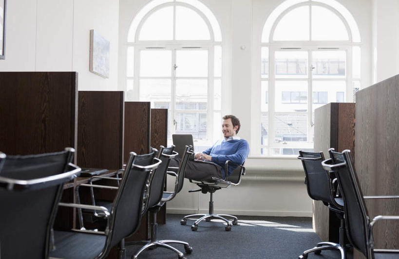 西方人,一个人,商务人士,商务男性,办公室,坐,横图,室内,白天,正面,衬衫,电脑,笔记本电脑,窗户,桌子,椅子,欧洲,欧洲人,仅一个男性,仅一个人,套装,网络,办公桌,注视,通讯设备,玻璃窗,仅一个年轻男性,观察,看,观看,察看,无线,关注,通信设备,商务装,无线网络,无线上网,便携式电脑,工薪阶层,手提电脑,男人,男性,年轻男性,白种人,白领,上班族,坐着,彩图,全身,衬衣