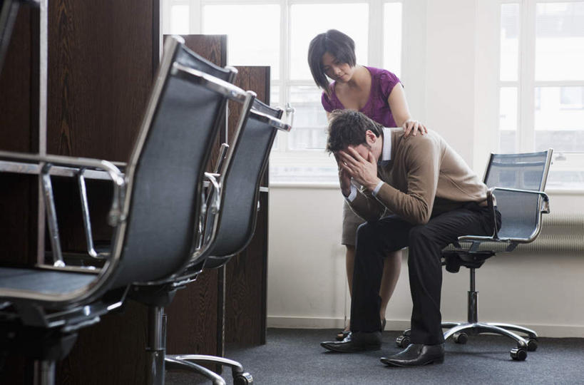 西方人,两个人,同事,商务人士,商务男性,商务女性,办公室,站,坐,横图,室内,白天,正面,衬衫,成功,合作,团队,集体,信心,窗户,桌子,椅子,欧洲,欧洲人,撑,套装,办公桌,注视,队伍,玻璃窗,观察,看,站着,遮,遮掩,观看,察看,领导,掩盖,撑着,遮挡,成就,关注,商务装,合伙,领袖,工薪阶层,遮盖,掩饰,男人,男性,年轻男性,女人,女性,中年女性,白种人,白领,上班族,站立,坐着,彩图,全身,衬衣