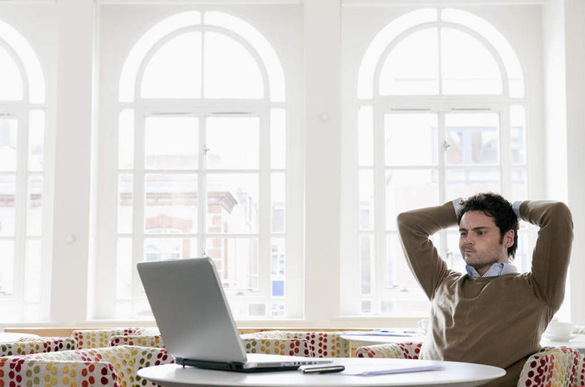 西方人,一个人,商务人士,商务男性,坐,横图,室内,白天,正面,衬衫,电脑,笔记本电脑,餐桌,窗户,桌子,椅子,欧洲,欧洲人,仅一个男性,仅一个人,抱头,套装,网络,注视,通讯设备,玻璃窗,仅一个年轻男性,观察,看,餐台,观看,察看,双手抱头,无线,关注,咖啡店,通信设备,商务装,无线网络,咖啡屋,无线上网,便携式电脑,工薪阶层,捧首,捧头,手提电脑,男人,男性,年轻男性,白种人,白领,上班族,坐着,半身,彩图,衬衣,咖啡馆