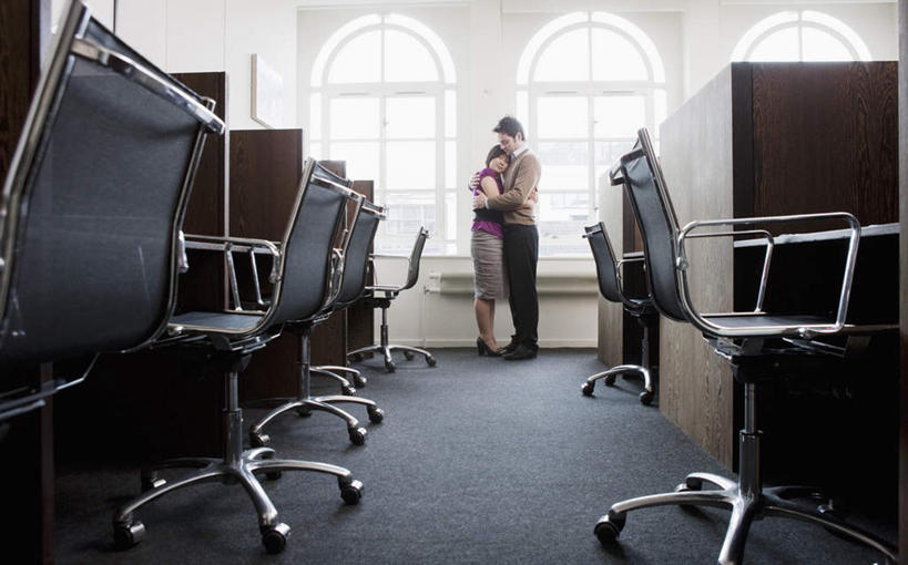 西方人,两个人,同事,商务人士,商务男性,商务女性,办公室,站,抱,横图,室内,白天,侧面,衬衫,成功,合作,团队,集体,信心,窗户,桌子,椅子,欧洲,欧洲人,套装,办公桌,注视,队伍,玻璃窗,观察,看,站着,抱着,观看,察看,领导,搂着,成就,关注,商务装,合伙,领袖,工薪阶层,男人,男性,年轻男性,女人,女性,中年女性,白种人,白领,上班族,怀抱,搂,搂抱,相抱,拥抱,站立,彩图,全身,衬衣