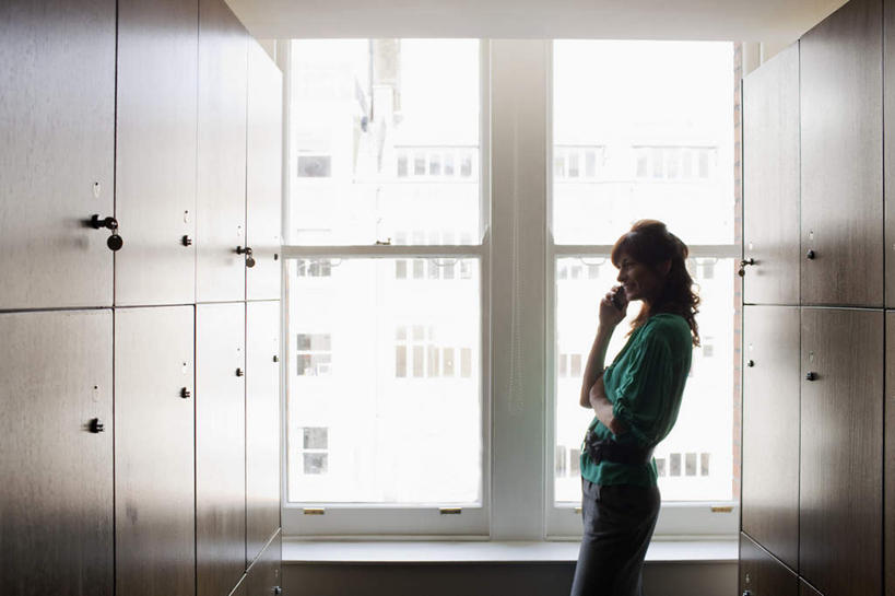 西方人,一个人,商务人士,商务女性,办公室,站,说,打电话,横图,室内,白天,侧面,讨论,窗户,柜子,电话,手机,欧洲,欧洲人,仅一个女性,仅一个人,握,套装,拿,拿着,注视,通讯设备,玻璃窗,衣橱,观察,看,站着,仅一个中年女性,握着,观看,察看,关注,商务装,工薪阶层,更衣橱,交流,女人,女性,中年女性,白种人,白领,上班族,沟通,讲话,交谈,商讨,说话,谈话,通话,站立,半身,彩图