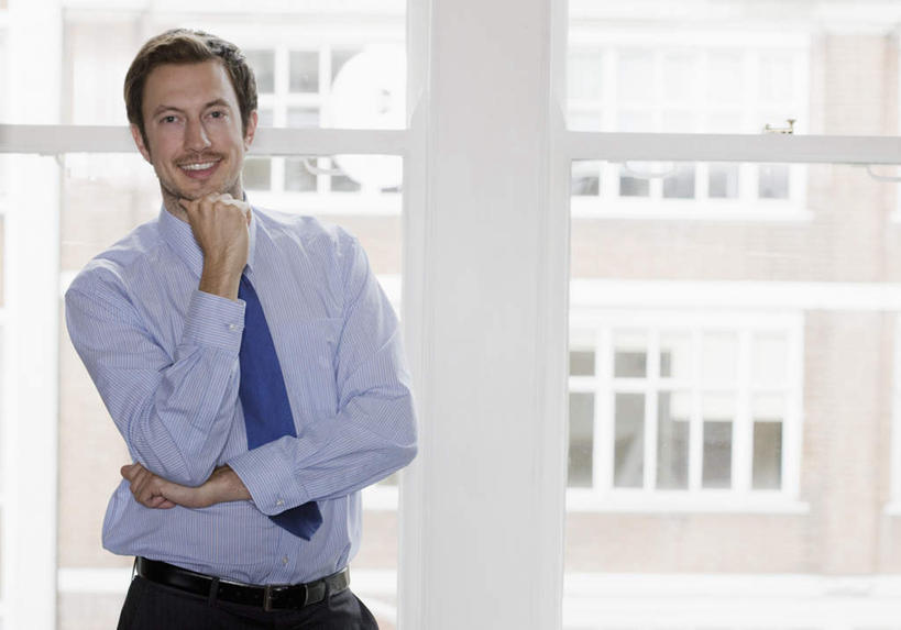 西方人,一个人,商务人士,商务男性,高楼大厦,站,笑,微笑,露齿笑,横图,室内,白天,正面,衬衫,窗户,大厦,建筑,摩天大楼,欧洲,欧洲人,仅一个男性,仅一个人,撑,套装,领带,托腮,注视,玻璃窗,仅一个年轻男性,楼宇,观察,看,托,站着,观看,察看,象征,庄重,关注,托下巴,商务装,身份,工薪阶层,正式,地位,男人,男性,年轻男性,白种人,白领,上班族,站立,半身,彩图,衬衣,大楼,高层建筑,高楼,摩天楼