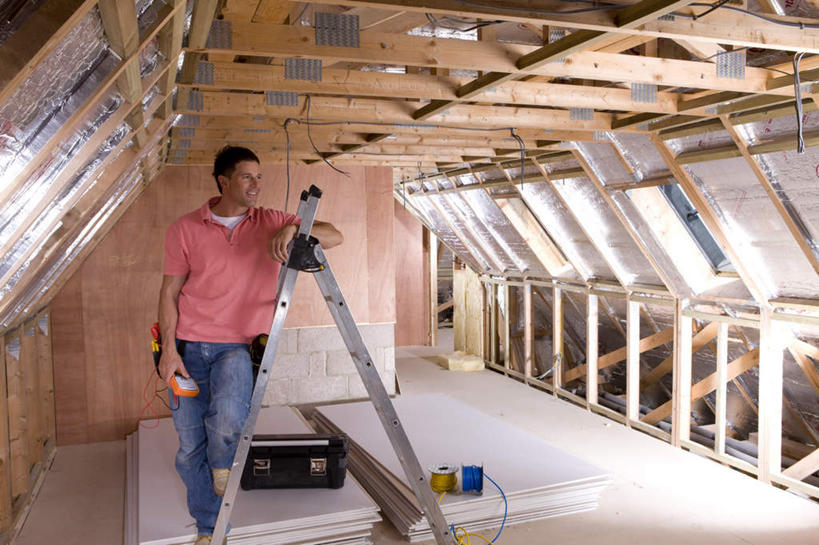 西方人,一个人,建筑工人,家,栏杆,站,攀登,横图,室内,白天,正面,工作服,制服,欧洲,欧洲人,仅一个男性,仅一个人,仅一个中年男性,木制,梯子,房屋,阶梯,屋子,围栏,注视,护栏,楼房,住宅,工人,木制品,容器,箱子,观察,看,站着,爬,工具箱,观看,上升,储藏,察看,储存,关注,人字梯,登高,工作制服,男人,男性,中年男性,白种人,建筑工,攀爬,站立,半身,彩图,工作套服,房子,贮存