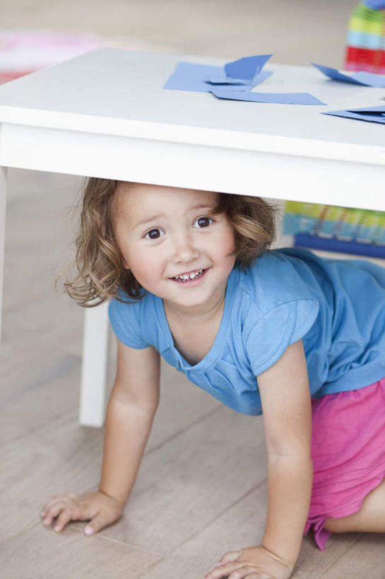 西方人,儿童,一个人,笑,微笑,竖图,室内,白天,正面,纯洁,地板,桌面,桌子,欧洲,欧洲人,仅一个女性,仅一个人,躲藏,服装,木制,材料,档案,文件,纸,地面,注视,休闲装,木地板,小孩,衣服,木制品,手稿,资料,观察,看,趴着,仅一个小孩,休闲,休闲服,可爱,童年,童趣,服饰,观看,证明,察看,隐藏,关注,文档,童真,烂漫,无邪,潜藏,天真,女孩,女人,女性,白种人,孩子,趴,半身,彩图,女生