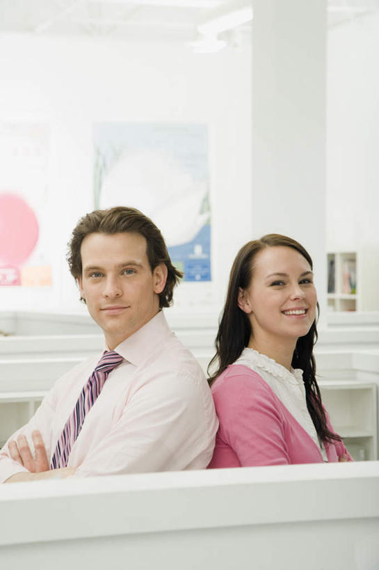 西方人,同事,商务人士,商务男性,商务女性,办公室,笑,双手交叉,微笑,露齿笑,竖图,室内,白天,侧面,衬衫,安全,成功,合作,团队,集体,信心,桌子,椅子,欧洲,欧洲人,套装,办公桌,墙,领带,依靠,注视,队伍,墙壁,墙面,观察,看,倚靠,背靠背,背对背,观看,察看,领导,双手抱胸,象征,庄重,成就,关注,商务装,身份,合伙,领袖,工薪阶层,正式,地位,信任,男人,男性,年轻女性,女人,女性,中年男性,白种人,白领,上班族,半身,彩图,衬衣