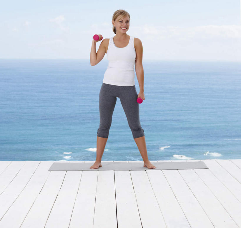 西方人,一个人,码头,站,举,横图,室外,白天,正面,运动服,锻炼,旅游,度假,运动,海浪,海洋,港口,哑铃,欧洲,非洲,黑人,欧洲人,仅一个年轻女性,仅一个女性,仅一个人,握,阴影,服装,光线,木板,影子,浪花,水平线,云,云朵,桥,辽阔,木桥,海平线,拿,云彩,拿着,注视,娱乐,运动器械,栈桥,衣服,蓝色,白云,蓝天,天空,阳光,海水,天,观察,看,托,站着,享受,休闲,广阔,健身器械,放松,握着,服饰,晴朗,观看,人行桥,木板桥,一望无际,察看,衣着,穿着,关注,室外运动,健身器材,户外运动,海景,衣饰,无边无际,一马平川,年轻女性,女人,女性,非洲人,大海,风浪,海,海水的波动,近岸浪,涌浪,晴空,举起,举手,举着,向上举,向上伸,向上托,站立,半身,彩图,健身,摆渡口,埠头,渡口,渡头,港湾,海港,货运码头,口岸,商港,水天相接,水天一线,运动器材,运动装