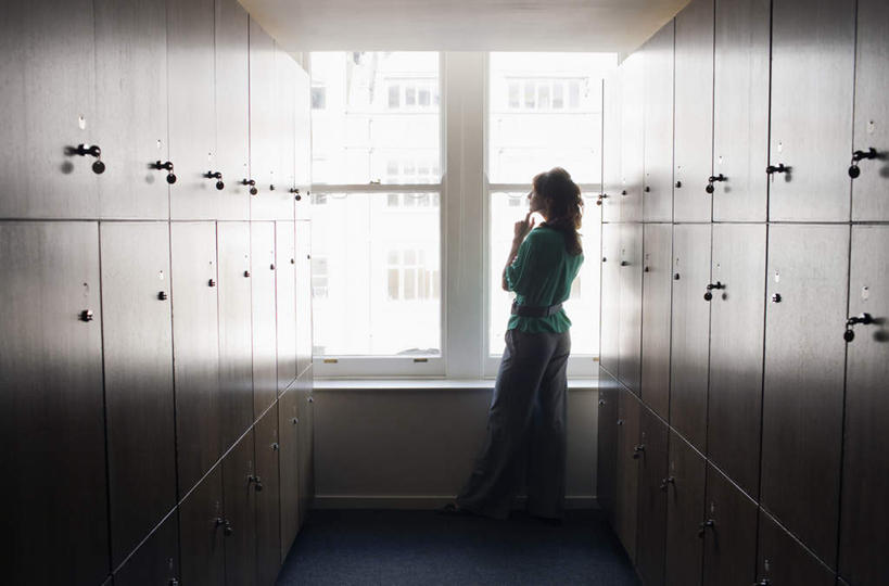 西方人,一个人,商务人士,商务女性,办公室,站,横图,室内,白天,侧面,窗户,柜子,欧洲,欧洲人,仅一个女性,仅一个人,撑,套装,托腮,注视,玻璃窗,衣橱,观察,看,托,站着,仅一个中年女性,观看,察看,关注,托下巴,商务装,工薪阶层,更衣橱,女人,女性,中年女性,白种人,白领,上班族,站立,彩图,全身